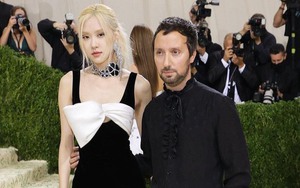 Sóng gió Rosé (BLACKPINK) trước thềm Met Gala 2023: Tránh đi theo cương vị đại sứ của “ông lớn” này vì chủ đề năm nay?