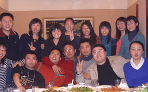 Tại buổi họp lớp sau 7 năm, tôi nhận ra: Lớn lên, chẳng ai hỏi ngày xưa được mấy giấy khen mà chỉ muốn biết "lương bạn bao nhiêu"