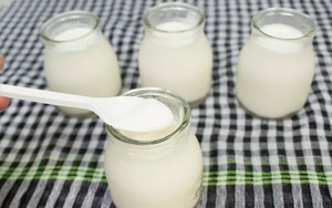 Từ vụ hơn 70 học sinh mầm non nghi bị ngộ độc: Sữa chua tự làm tiềm ẩn nguy cơ gì?