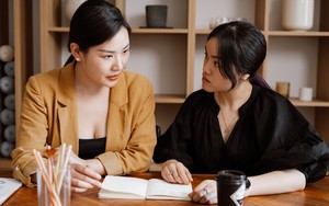 Bị đồng nghiệp nhỏ hơn 8 tuổi “vu khống” là kẻ bắt nạt và kém cỏi vì vô tình tiết lộ một điều được xem là “tối mật” nhất chốn công sở