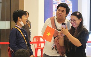 Cặp vợ chồng game thủ trên đất 'Cam' cổ vũ thông 7 tiếng, 'tiếp lửa' cho tuyển thủ PUBG Mobile Việt Nam