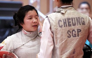 VĐV SEA Games vừa tranh tài vừa khóc vì đau do gặp chấn thương nặng, phải rời nhà thi đấu bằng cáng