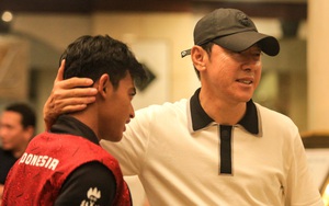 HLV Shin Tae-yong bất ngờ xuất hiện chúc mừng U22 Indonesia, động viên 'thánh ném biên' nhận thẻ đỏ