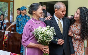 Đám cưới bí mật mang tên “45 năm chung 1 chiến hào”: Câu chuyện tình yêu chạm đến trái tim về những ngày của mẹ 