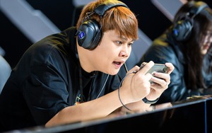 Chán review điện thoại, Duy Thẩm lấn sân làm game thủ "combat" cực căng ngay trên sân khấu Chung kết Liên Quân Mobile - ĐTDV