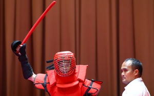 Vượt qua những khó khăn hậu trường, võ sĩ Việt bất ngờ đánh bại chủ nhà ở môn võ lạ