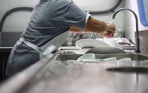 Bà lão làm công việc rửa bát suốt 12 năm để trả món nợ hơn 2 tỷ đồng thay cho người con trai đã qua đời, lý do khiến ai nấy nể phục