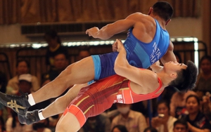 Liên tục nhấc bổng đối thủ Thái Lan, võ sĩ Việt Nam giành HCV SEA Games 'dễ như ăn kẹo'