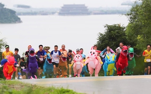 Những runner 'cosplay' siêu ngộ nghĩnh trên đường chạy ở Tam Chúc