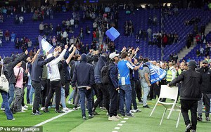 Ăn mừng vô địch sớm, dàn sao Barcelona chạy 'trối chết' khi bị CĐV đối phương mang vũ khí rượt đuổi