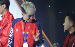 Zoom 'thần thái' của tuyển thủ PUBG Mobile Việt Nam sau khi nhận huy chương, không ngại 'khè' cả đội Vô địch