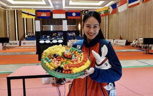 Nữ kiếm thủ Việt Nam được chủ nhà Campuchia tặng quà bất ngờ, tưởng đi kiểm tra doping