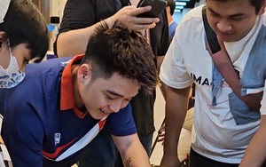 'Đu idol' thành công nhất SEA Games, 'fan 20 năm' của D'Xavier nhận được quà bất ngờ!