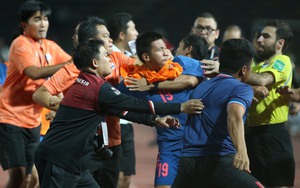Màn hỗn chiến chưa từng có tại SEA Games: Cầu thủ hoá võ sĩ, ẩu đả đổ máu phải nhận mưa thẻ đỏ