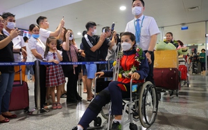 Xót xa hình ảnh nữ cầu thủ Việt Nam ngồi xe lăn về nước sau khi giành HCV lịch sử tại SEA Games 32