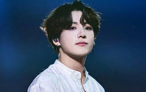 Jungkook BTS bị fan cuồng đe doạ mạng sống vì từ chối nhận quà