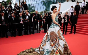 Ẩn ý của Phạm Băng Băng khi diện đầm 'mãnh hổ hạ sơn' tái xuất thảm đỏ LHP Cannes 2023