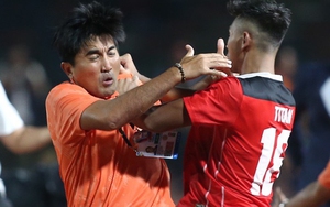 Loạn đả ở chung kết SEA Games, cầu thủ U22 Indonesia đấm thẳng mặt trợ lý Thái Lan