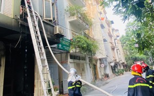 Cháy nhà, 5 người trong một gia đình thoát nạn nhờ trèo qua ban công