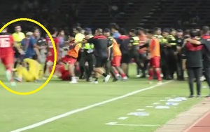 Thủ môn Thái Lan bị chế giễu vì đang giữ khung thành lại lao ra… đấm cầu thủ U22 Indonesia