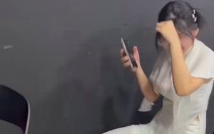 Bị bắt quả tang thì thầm "to nhỏ" với tuyển thủ VGM, biểu cảm của MC Kim Ngân gây chú ý