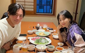 Vợ chồng Jang Dong Gun khoe ảnh ngọt ngào kỷ niệm 13 năm ngày cưới, ngoại hình tuổi 50 khiến netizen ngỡ ngàng