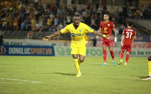 Hàng thủ chơi như 'mơ ngủ', Hà Tĩnh bị SLNA cầm hòa đầy thất vọng trong trận derby xứ Nghệ