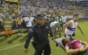 Giẫm đạp gây thương vong do chen lấn xem bóng đá