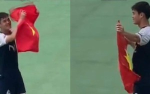 Tự hào khoảnh khắc Văn Toàn mang cờ Việt Nam xuống sân, cởi áo tặng CĐV Hàn Quốc