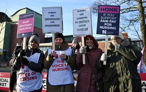 Bác sỹ trẻ ở Anh sẽ tiếp tục đình công đòi tăng lương