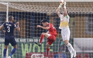 Văn Lâm bị Nhâm Mạnh Dũng chơi xấu, trọng tài phạt thẻ vàng khó ngờ