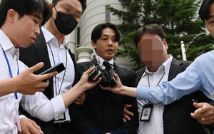 Yoo Ah In hầu tòa với hai tay bị trói, ân hận vì đã sử dụng ma túy