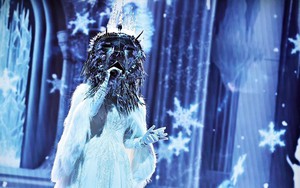 Tỷ phú Thái Lan 'Madam Pang' khiến CĐV choáng ở chương trình Ca sĩ mặt nạ