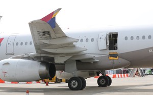 Sự cố hy hữu máy bay chở 194 hành khách hạ cánh với cửa thoát hiểm được mở