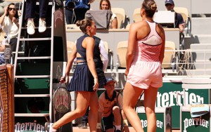 Tay vợt Ucraina bị CĐV la ó vì từ chối bắt tay đối thủ ở Roland Garros