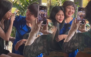 Gặp người phụ nữ giống hệt mẹ đã quá cố, cô gái òa khóc, mạnh dạn đưa ra một lời đề nghị 