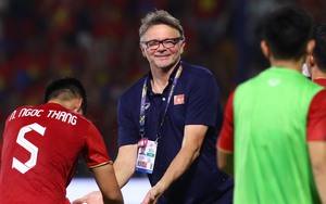 HLV Troussier bớt đau đầu với 'nửa đội hình' tuyển Việt Nam