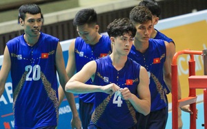 Hotboy 1m90 của bóng chuyền Việt Nam để lộ ngón tay băng kín, có hành động đẹp với đối thủ tại SEA Games 32