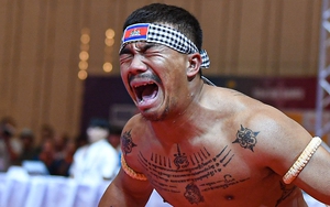 Võ sĩ Campuchia gào thét khi giành tấm huy chương vàng ở môn võ lạ