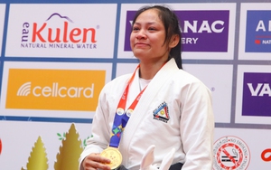 Bất ngờ thắng "biểu tượng" jujitsu Campuchia, nữ võ sĩ Philippines bật khóc trên bục nhận huy chương