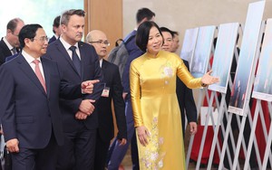 Thủ tướng Phạm Minh Chính và Thủ tướng Luxembourg tham quan Trưng bày ảnh của Thông tấn xã Việt Nam