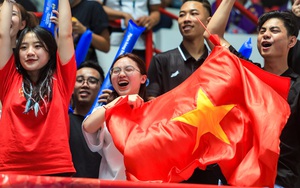 Hot tiktoker Hà 'mã tấu' cổ vũ cực sung, nhảy lên ăn mừng khi đội tuyển bóng rổ nữ Việt Nam thắng Thái Lan