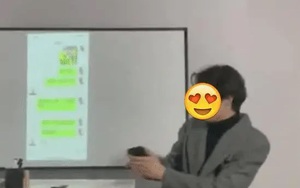 Thầy giáo quên tắt máy chiếu vẫn vô tư lướt mạng, toàn bộ nội dung từ điện thoại hiện trên bảng lớn khiến học sinh không dám nhìn thẳng