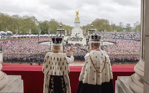 Chùm ảnh hậu trường hiếm hoi của Vua Charles và Vương hậu Camilla trên ban công Cung điện Buckingham hé lộ những góc nhìn chưa từng thấy