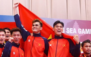 Giành HCV sau 6 năm chờ đợi, võ sĩ Việt Nam được đồng đội dìu lên bục nhận huy chương