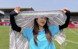 Thanh Nhã duyên dáng với khăn rằn miền Nam dưới cái nắng hè thiêu đốt của Campuchia