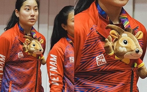 Chị em Việt kiều họ Trương cực đáng yêu khi nhận huy chương, giấu linh vật SEA Games ở vị trí khó đỡ