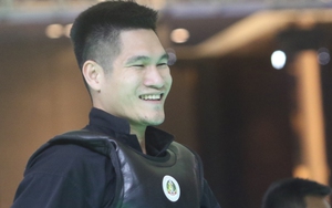 Vừa đánh vừa cười, nhà vô địch thế giới của Việt Nam vẫn khiến đối thủ phải tung khăn xin hàng