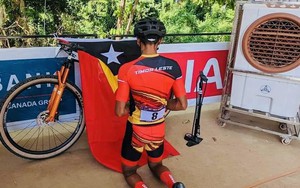 Cám cảnh VĐV đua xe đạp Timor Leste vừa thi đấu vừa tự sửa xe tại SEA Games 32