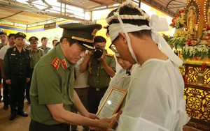 Vụ dùng súng tấn công tại Đắk Lắk: Đoàn công tác Bộ Công an thăm hỏi gia đình các nạn nhân